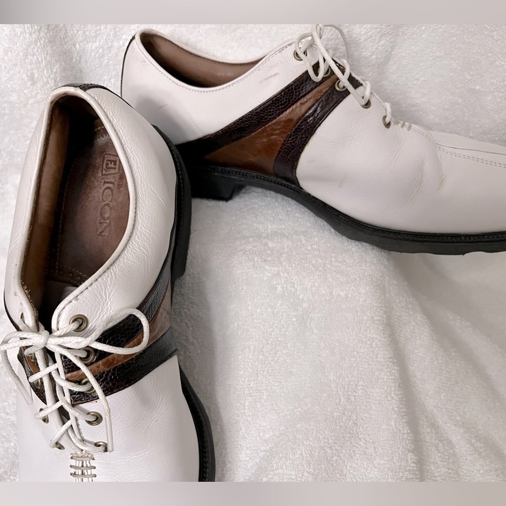 Mens FootJoy icon leather golf spikes size 11 -1 spike missing-great condition